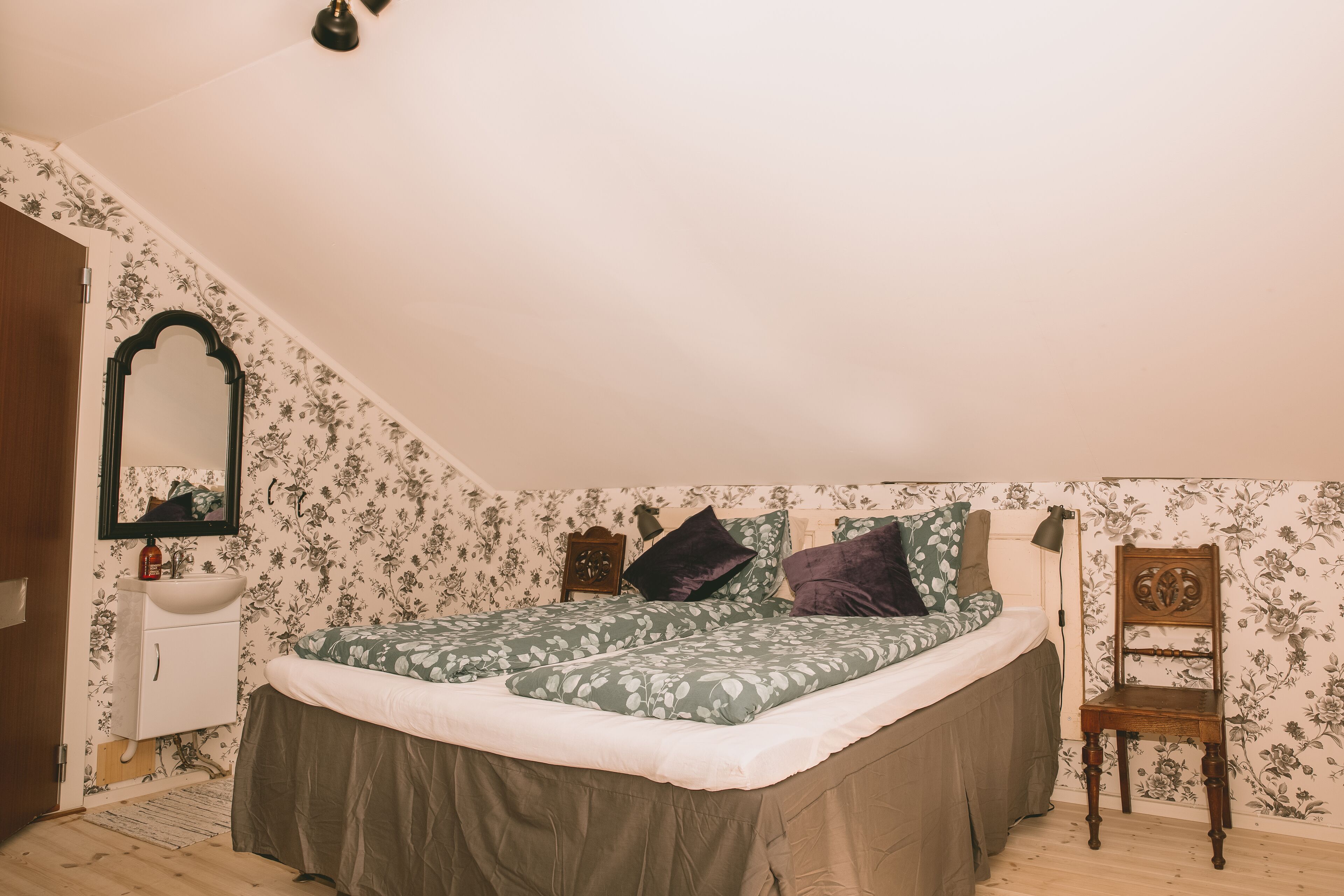 Romantic Twin Room | Individually decorated, individually furnished, iron/ironing board