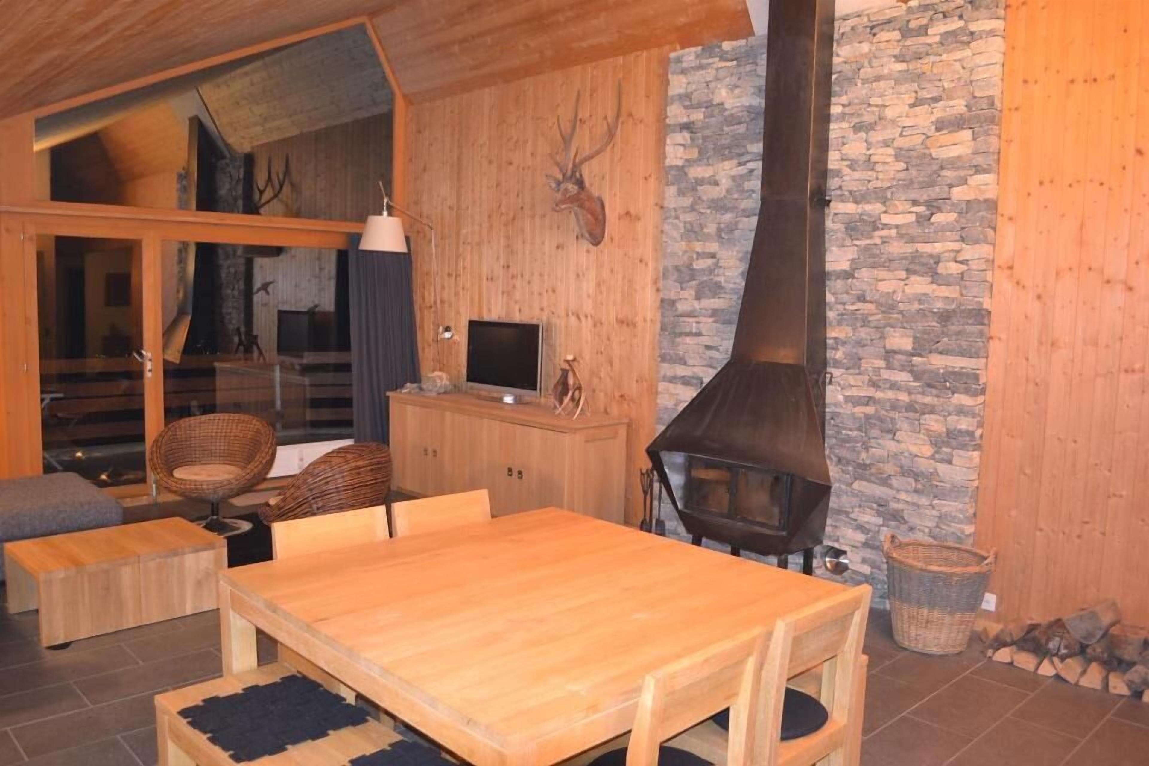 Căn hộ tiện nghi đơn giản | Phòng khách | TV màn hình phẳng 