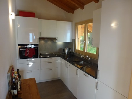 Refrigerador con freezer, horno, placa de cocina, lavavajillas