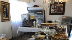 بوفيه فطور مجانًا يوميًا