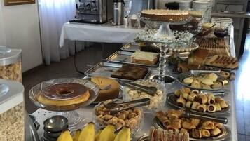 Café da manhã com buffet grátis todos os dias