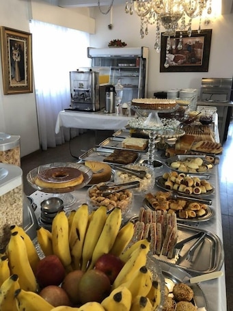 Café da manhã com buffet grátis todos os dias. Colle Tourist Hotel