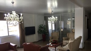 تلفزيون بشاشة مسطحة