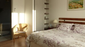Room (Ambre) | Premium bedding, cribs (free), WiFi (free), individually decorated - Les Enselmes (Montagnieu)