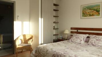 Room (Ambre) | Premium bedding, free cots/infant beds, free WiFi