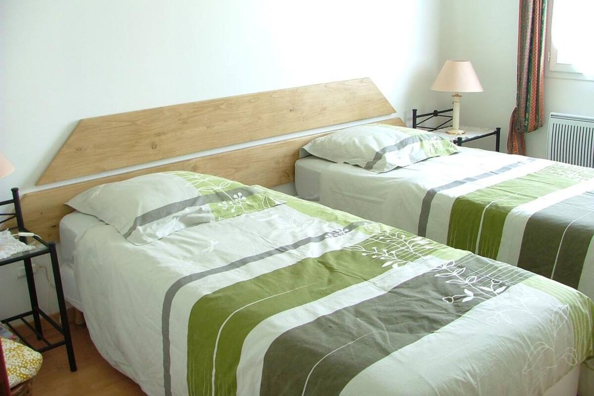 Room (Anais) | Premium bedding, cribs (free), WiFi (free), individually decorated