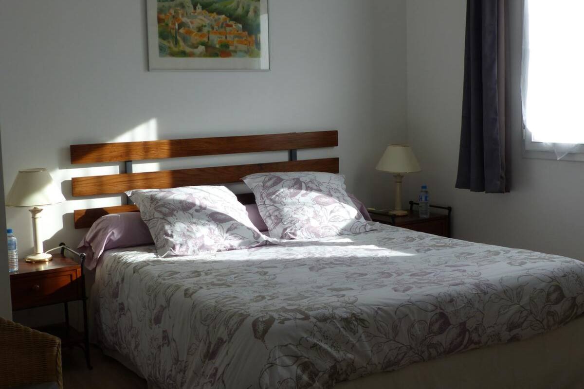 Room (Ambre) | Premium bedding, cribs (free), WiFi (free), individually decorated