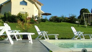 Seasonal outdoor pool, open 2:00 PM to 8:00 PM, pool umbrellas - Les Enselmes (Montagnieu)