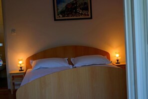 Habitación Deluxe | Cortinas blackout, wifi gratis y ropa de cama