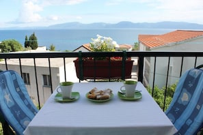 Habitación doble, balcón, vista al mar | Balcón