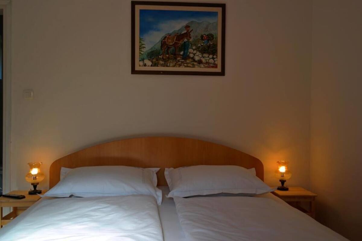 Habitación Deluxe | Cortinas blackout, wifi gratis y ropa de cama