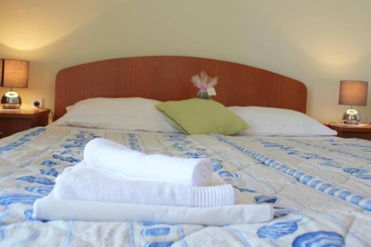 Habitación doble, balcón, vista al mar | Cortinas blackout, wifi gratis y ropa de cama