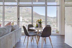 City Apartment | In-room dining - Hazel By Stay Amazing (Cape Town)