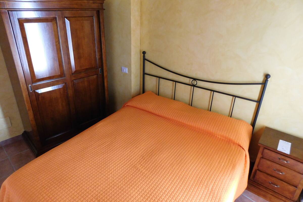 Habitación con 1 cama matrimonial o 2 individuales, Terraza | Cunas, wifi gratis y ropa de cama