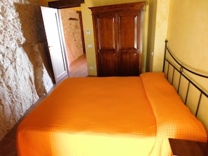 Habitación con 1 cama matrimonial o 2 individuales, Terraza | Cunas, wifi gratis y ropa de cama