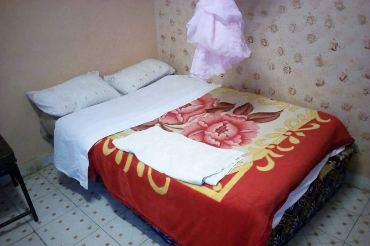 Escritorio, wifi gratis y ropa de cama