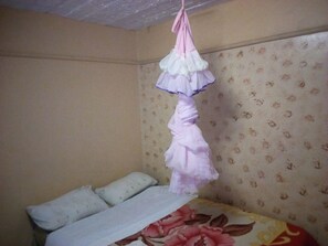 Habitación con 1 cama matrimonial o 2 individuales | Escritorio, wifi gratis y ropa de cama 
