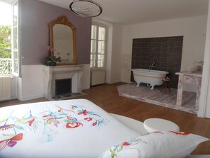 Romantic Double Room | Bathroom | Free toiletries, hair dryer, towels, shampoo - La Fruitière (Beautheil-Saints)