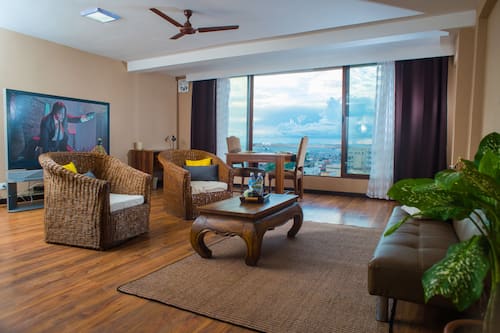 Apartment, 2 Schlafzimmer (T3 208) | Wohnzimmer | 42-Zoll-Flachbildfernseher mit Satellitenempfang, Fernseher