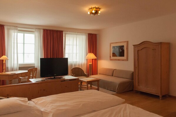 Hypo-allergenic bedding, minibar, in-room safe, desk - Hotel- Restaurant Seethaler (Straubing)