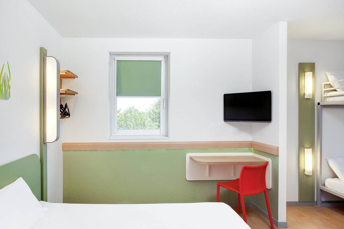 Habitación familiar, 2 camas dobles | Escritorio y sistema de insonorización