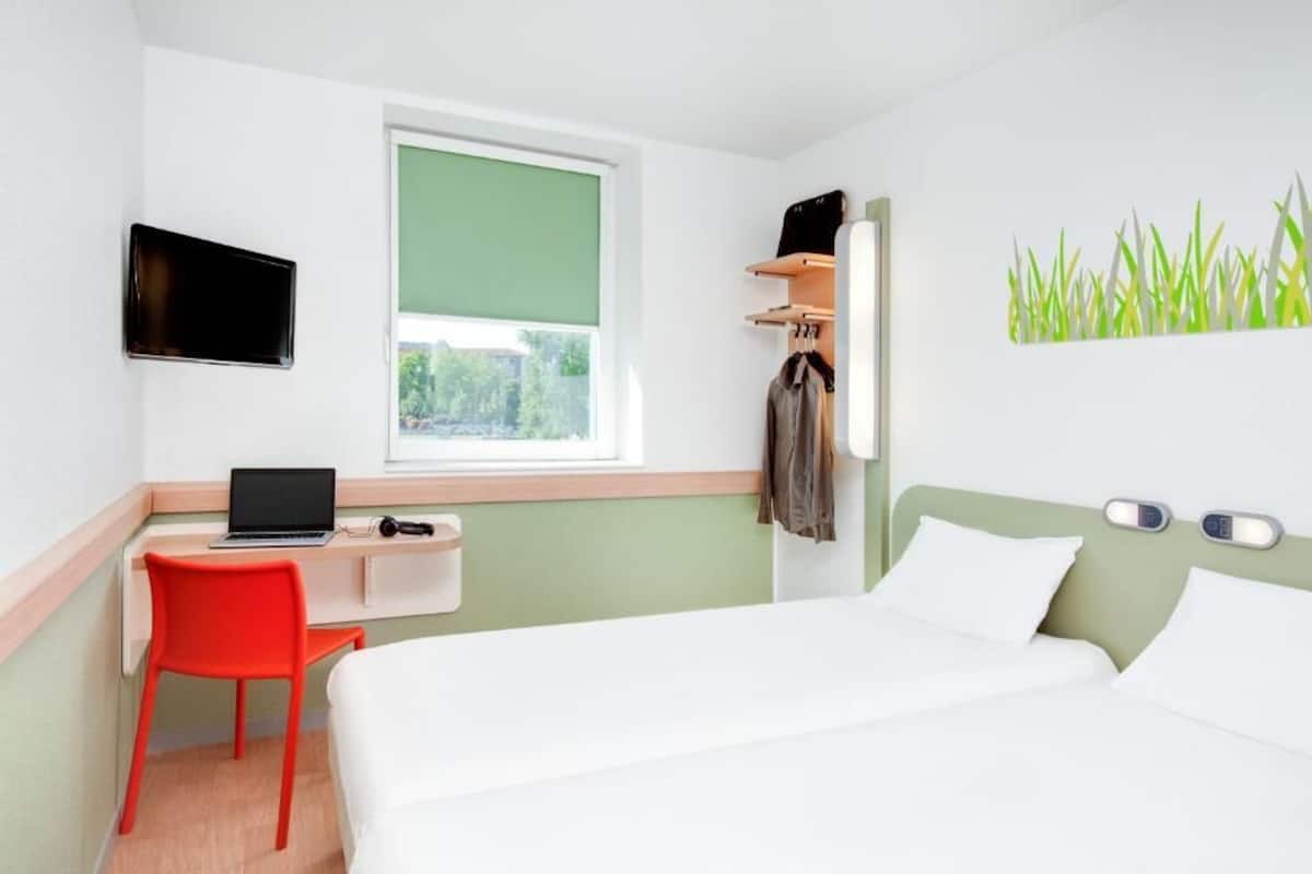 Kamar Double | Meja kerja dan kedap suara