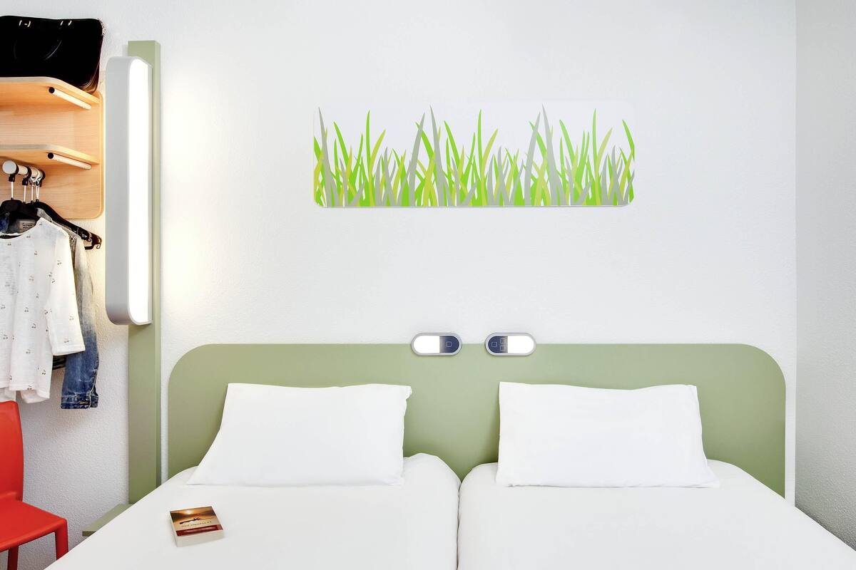 Habitación con 2 camas individuales, 2 camas individuales | Escritorio y sistema de insonorización