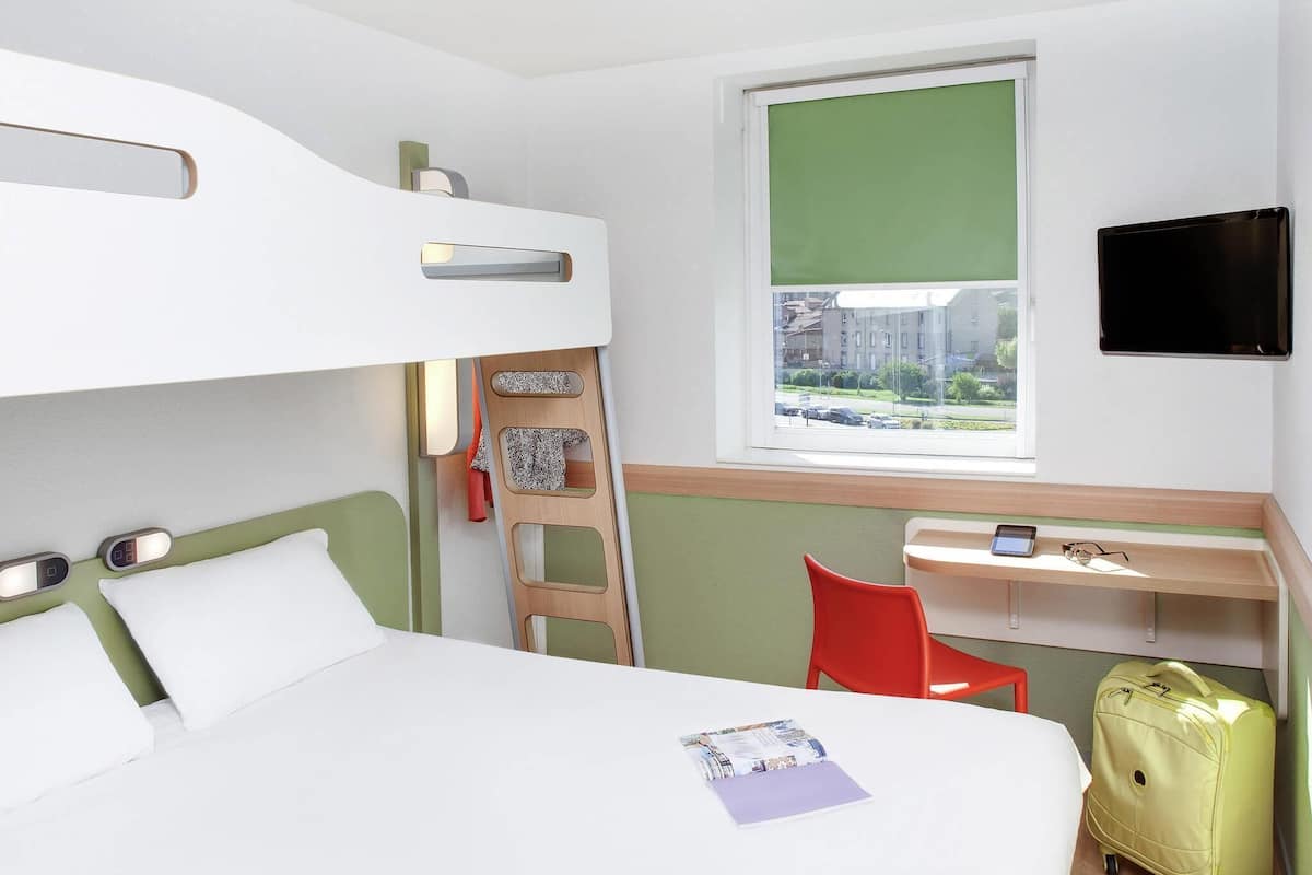 Habitación triple, varias camas | Escritorio y sistema de insonorización