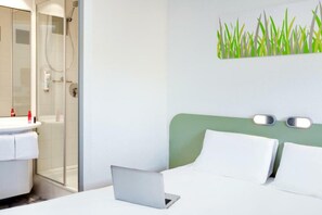 Triple Room, Multiple Beds | Bathroom | Shower, eco-friendly toiletries, towels