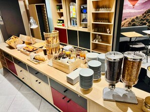 Continental breakfast on weekends (EUR 12.90 per person) - ibis budget Clermont-Ferrand Centre Montferrand (Clermont-Ferrand)