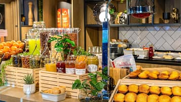 Café da manhã continental nos fins de semana (EUR 13.90 por pessoa)