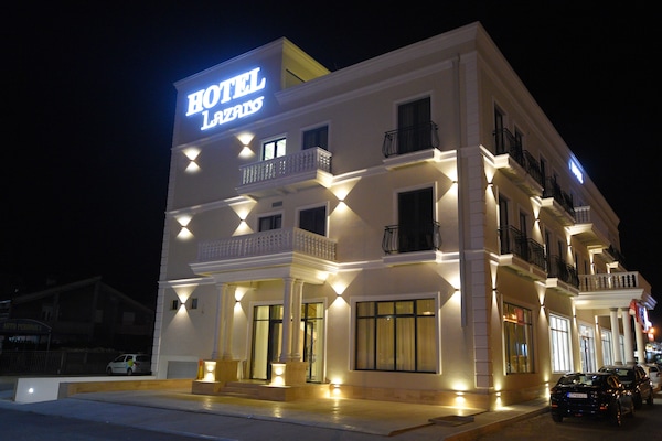 Depan hartanah - siang/malam
