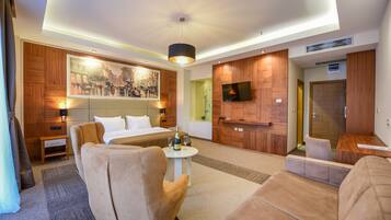 Family Quadruple Room | In-room safe, desk, soundproofing, free cribs/infant beds