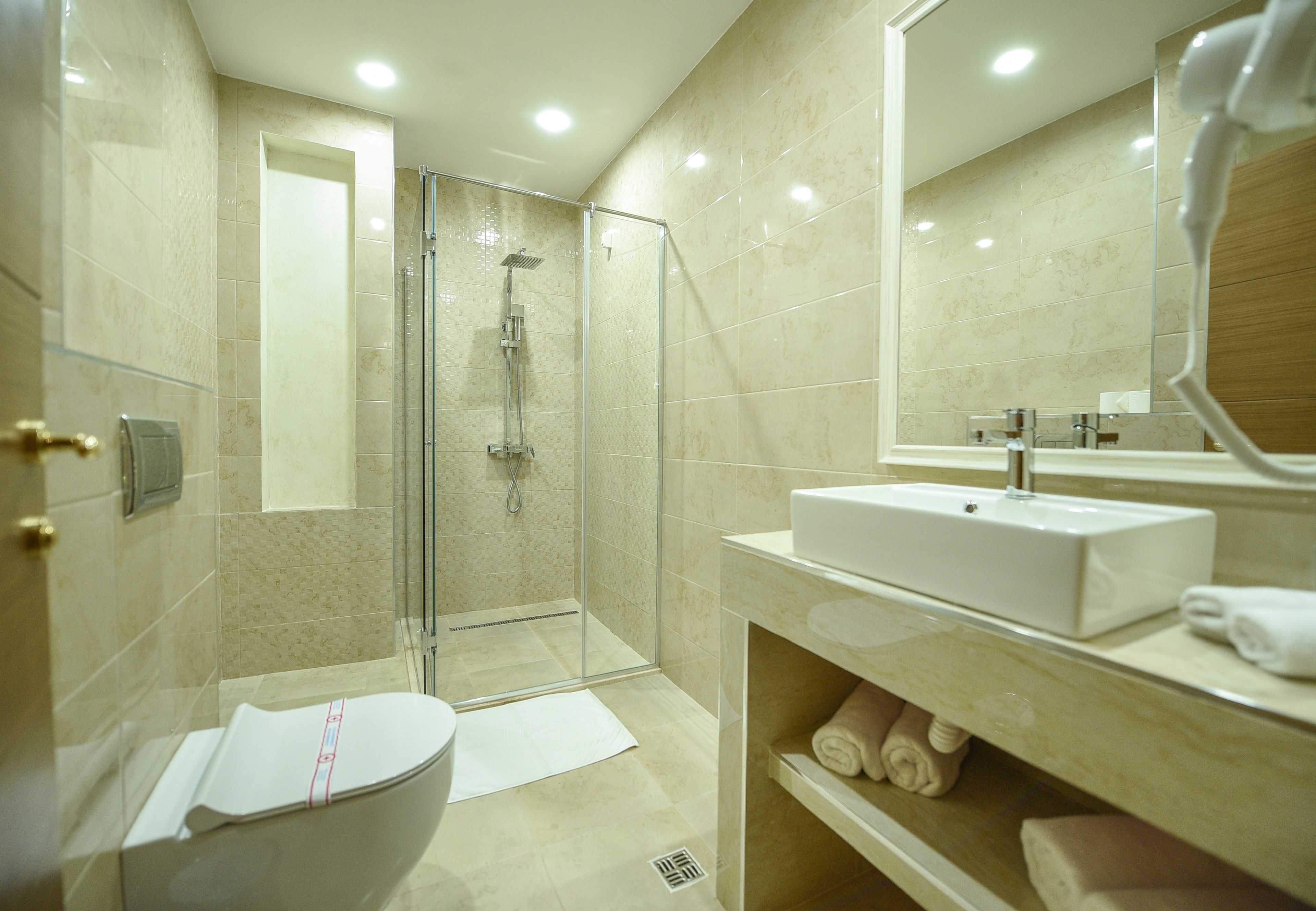 standard double room | bathroom | shower, free toiletries, hair dryer, bathrobes