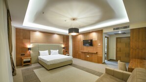 客房内保险箱、办公桌、隔音、免费婴儿床