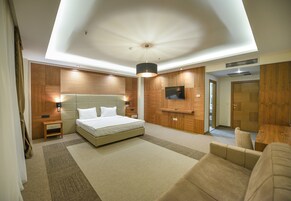 客房内保险箱、办公桌、隔音、免费婴儿床