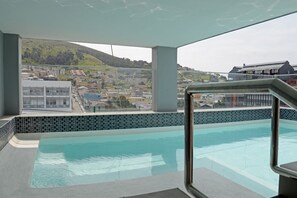 Alberca al aire libre y alberca en la azotea