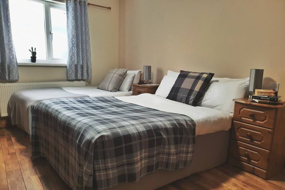 Triple Room | Iron/ironing board, WiFi (free), individually decorated