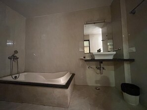 Habitació doble de luxe | Bany | Dutxa, sabatilles i tovalloles 