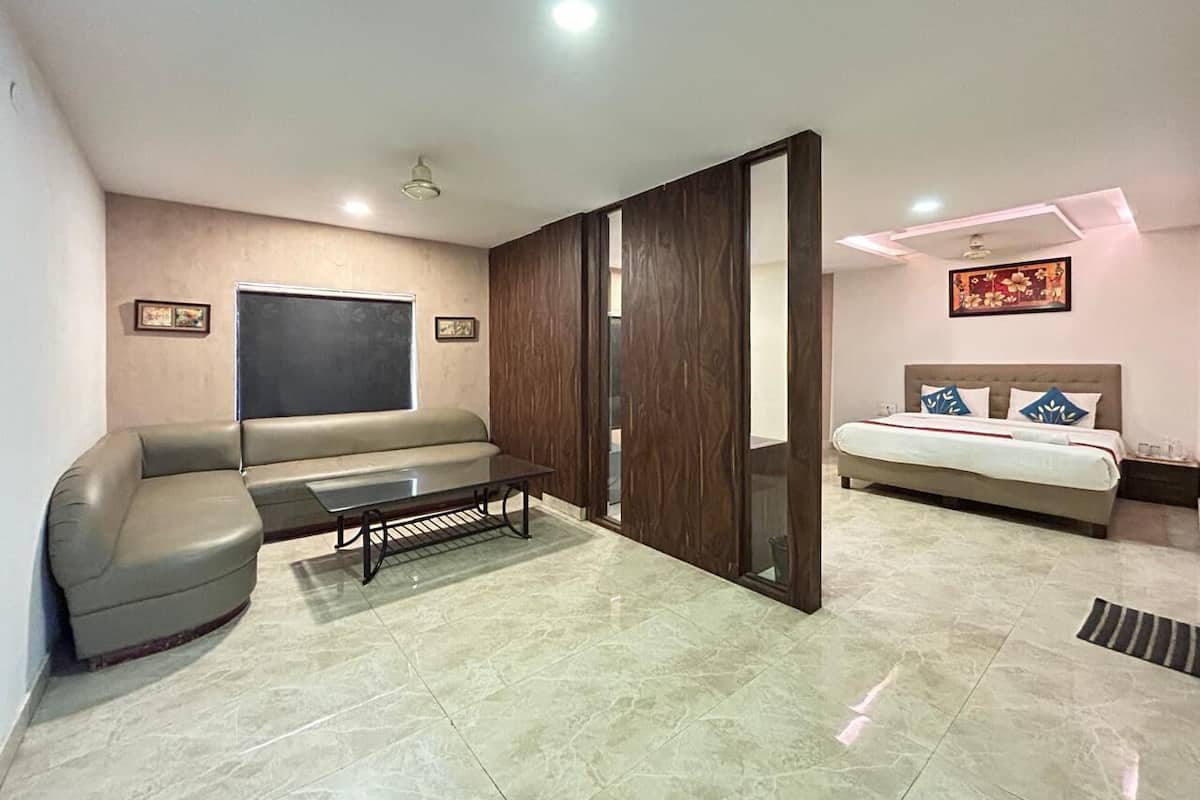 Un dormitorio moderno con cama, sofá, mesita de centro y puerta corredera.
