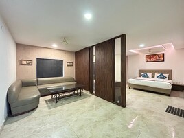 Luxury Double Room | In-room safe, individually decorated, soundproofing, iron/ironing board