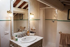 Shower, towels - Villa Close to Florence, Hot Tub & Breathtaking View (Carmignano)