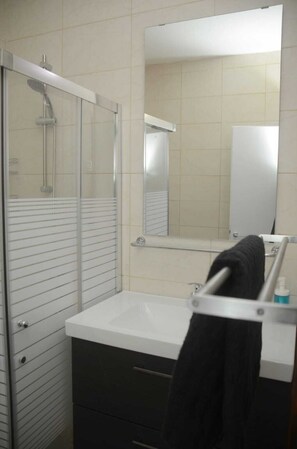 Shower, hair dryer, towels, soap - Dream House Haifa (Haifa)