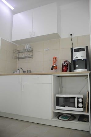 Stort kylskåp, mikrovågsugn, espressobryggare och vattenkokare