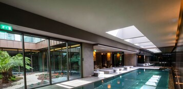 室內泳池；躺椅