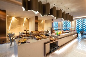 每日供應自助早餐 (每人 EUR17)