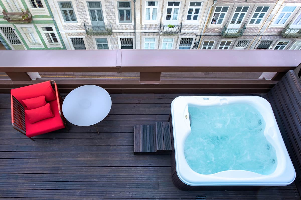 Superior Deluxe with Jacuzzi | 高級寢具、羽絨被、記憶棉床墊、迷你吧