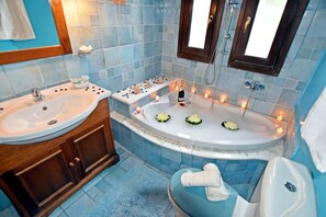 Villa (White) | Bathroom | Separate tub and shower, towels