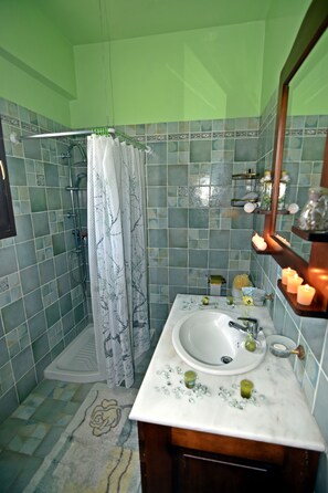 Villa (White) | Bathroom