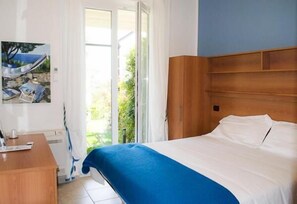 Een kluis op de kamer, een bureau, verduisterende gordijnen, gratis wifi